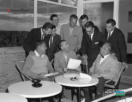 001 - Groupe d'hommes