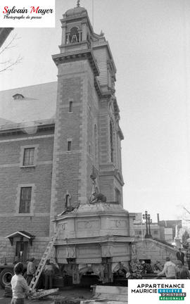 Personnes près d'une église