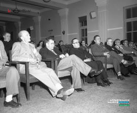 001 - Personnes assises dans une salle