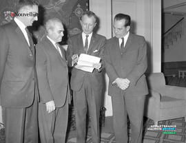 001 - Groupe d'hommes