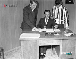 001 - Trois hommes à un bureau