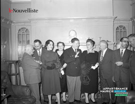 003 - Groupe de personnes discutant