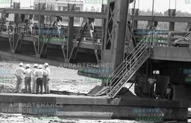 Personnes sur la structure du pont