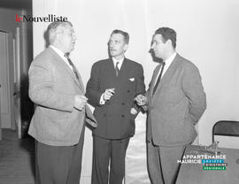 002 - Trois hommes discutant