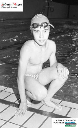 Garçon à la piscine