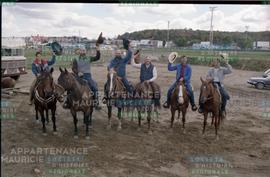 Hommes sur des chevaux