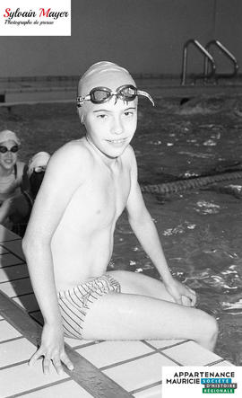 Garçon à la piscine