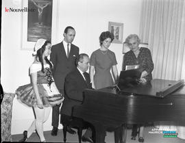 001 - Groupe de personnes autour d'un piano