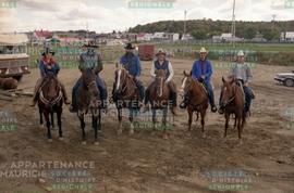 Hommes sur des chevaux