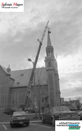 Grue près d'une église
