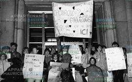 Manifestants avec des affiches