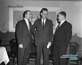 001 - Deux hommes et Jean Chrétien