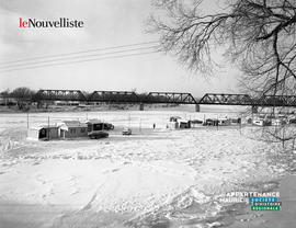 001 - Rivière gelée et cabanes