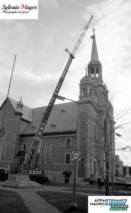 Grue près d'une église