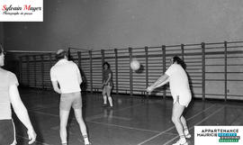 Personnes jouant au volleyball