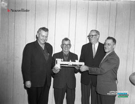 001 - Remise d'un cadeau à M. Aimé Roy