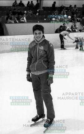 Personne se tenant debout sur patin