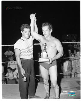 002 - Remise d'un trophée