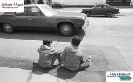 Enfants près de la rue