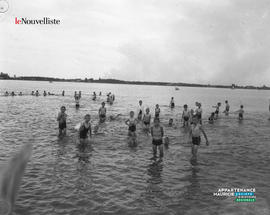 001 - Enfants dans un lac
