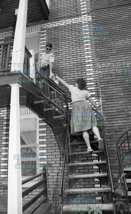 Un policier et une femme dans un escalier tournant
