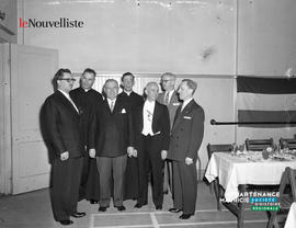 001 - Groupe d'hommes