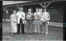 Personnes tenant des ballons gonflables