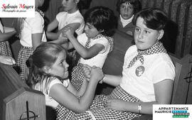 Filles dans des bancs d'église