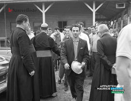 001 - Religieux rencontent un groupe