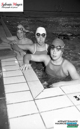 Personnes dans une pisicne