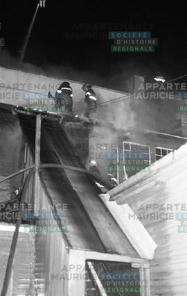 Pompiers sur le toit