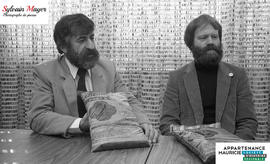 Hommes avec des sacs