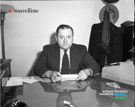 001 - Homme au bureau