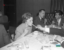 003 - Femme avec une cigarette au souper des dentistes