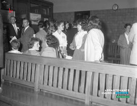 002 - Jeunes discutant sur un banc