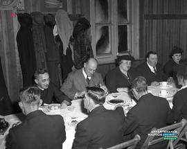 001 - Personnes assises à une table