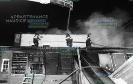 Pompiers sur le toit