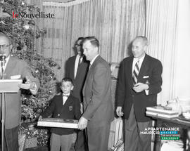 001 - Remise de cadeaux aux enfants