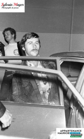 Homme montant dans une voiture