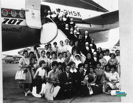 001 - Groupe de personnes devant un avion