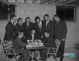 001 - Groupe d'hommes