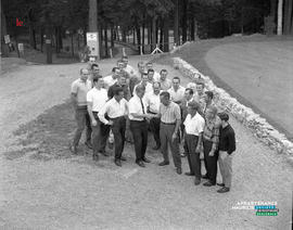 001 - Groupe d'hommes
