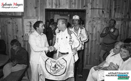 Personnes avec un drapeau