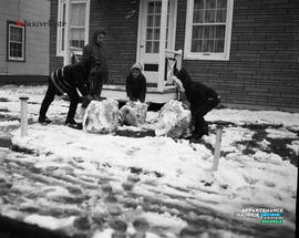 001 - Enfants jouant dans la neige
