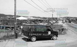Camionnette avec slogan