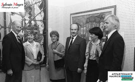Personnes devant des tableaux