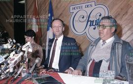 Jean Chrétien avec sa femme et Claude Lacoursière