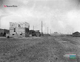 004 - Rue avec maisons en construction