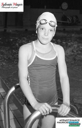 Fille à la piscine