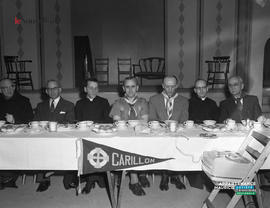 001 - Hommes à une table